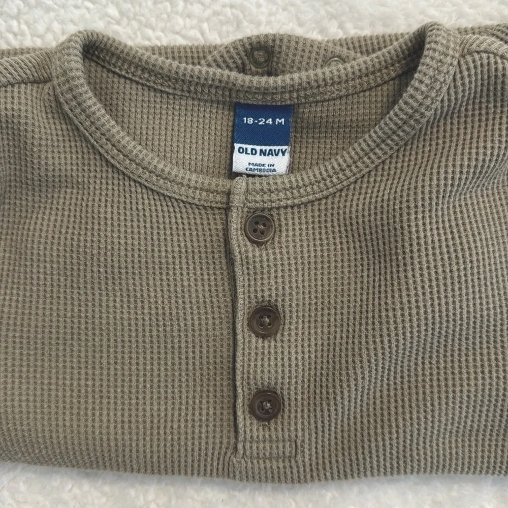 3/$15 🌸 Old Navy Unisex Long Sleeve Thermal Knit Henley Bodysuit Birch Leaf